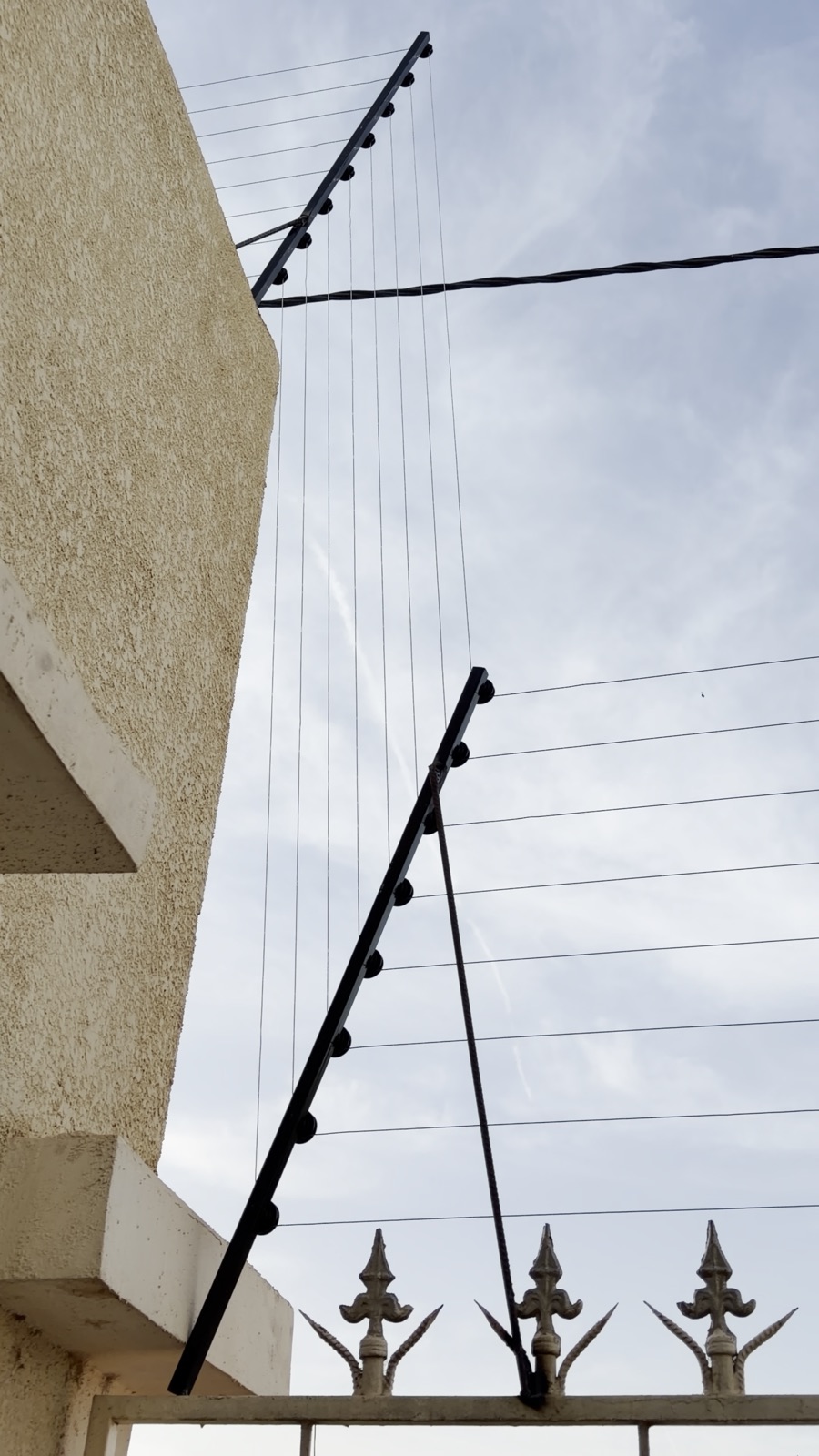 Clôture électrique sur mur d'enceinte