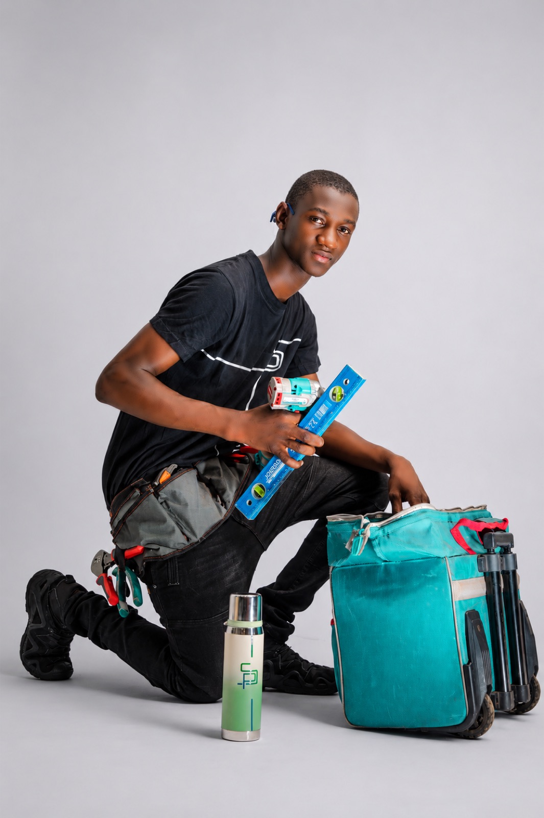 Technicien Sall Pro Global avec niveau et perceuse